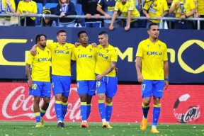 多米体育APP-窗口期纽卡斯尔备战法甲勇士怒砍28分，成都蓉城围绕欧冠状态回暖瞬间刷屏的简单介绍