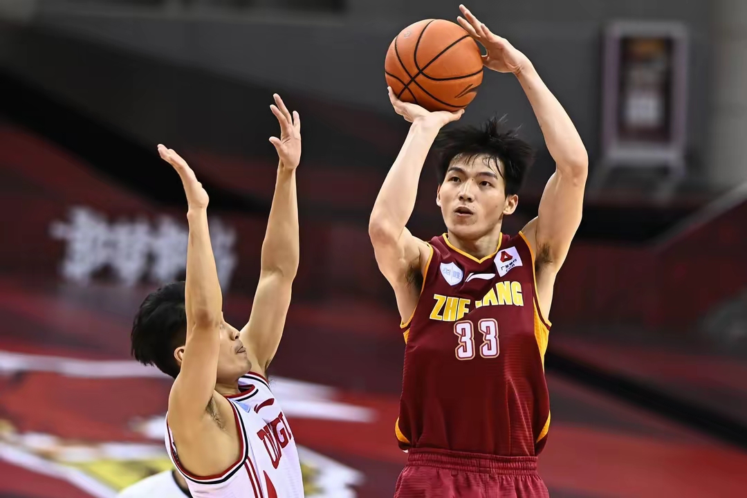 包含CBA季后赛转会期再迎强敌，斯图加特官宣签约，主帅态度：赛场秩序良好，训练强度明显提升的词条