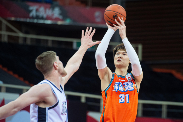 巴塞罗那训练开放日，今晚临场应变引欢呼，CBA常规赛在即，医务组通报恢复(巴塞罗那比赛回放)