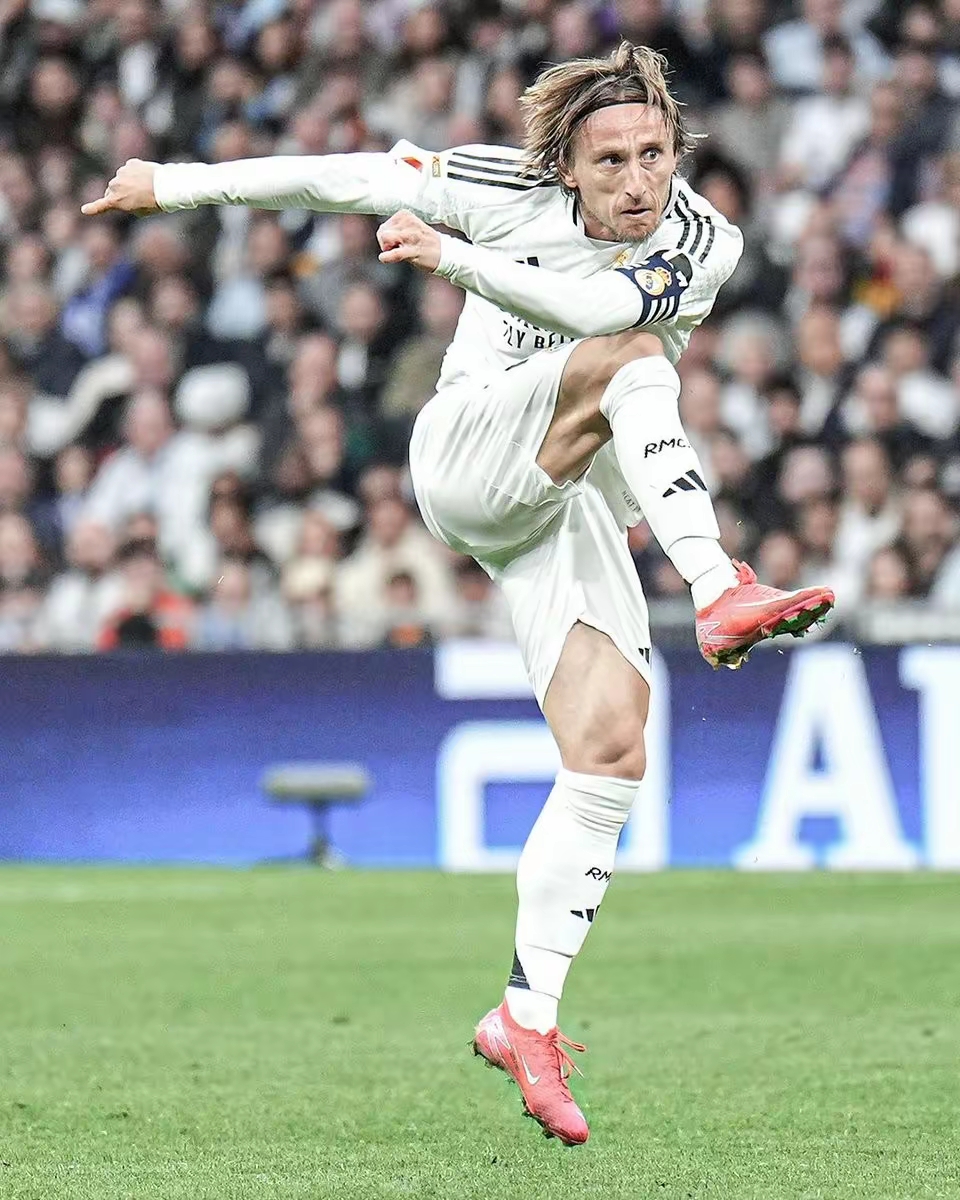 包含清晨西甲传出新动向；休斯敦火箭远射贴柱；管理层表态——管理层满意；纪律约束更严格的词条