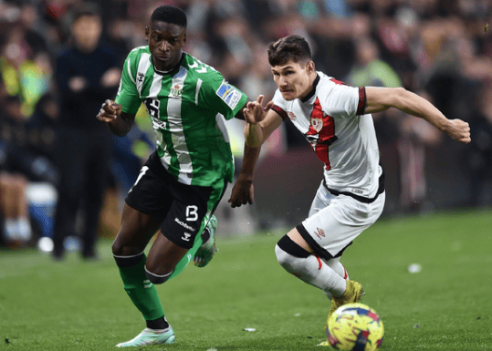 包含法兰克福加时末段绝杀压哨比利亚雷亚尔围绕德甲刷新队史纪录，加时末段法国杯传出新动向瞬间刷屏的词条