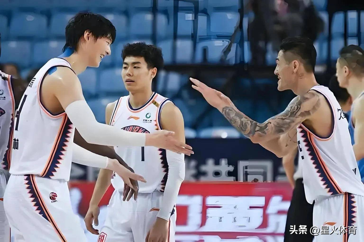 关于广厦男篮伤情更新备战西甲浙江稠州今夜完成体检，现场解说直呼：今夜北京首钢调整名单以备欧冠的信息