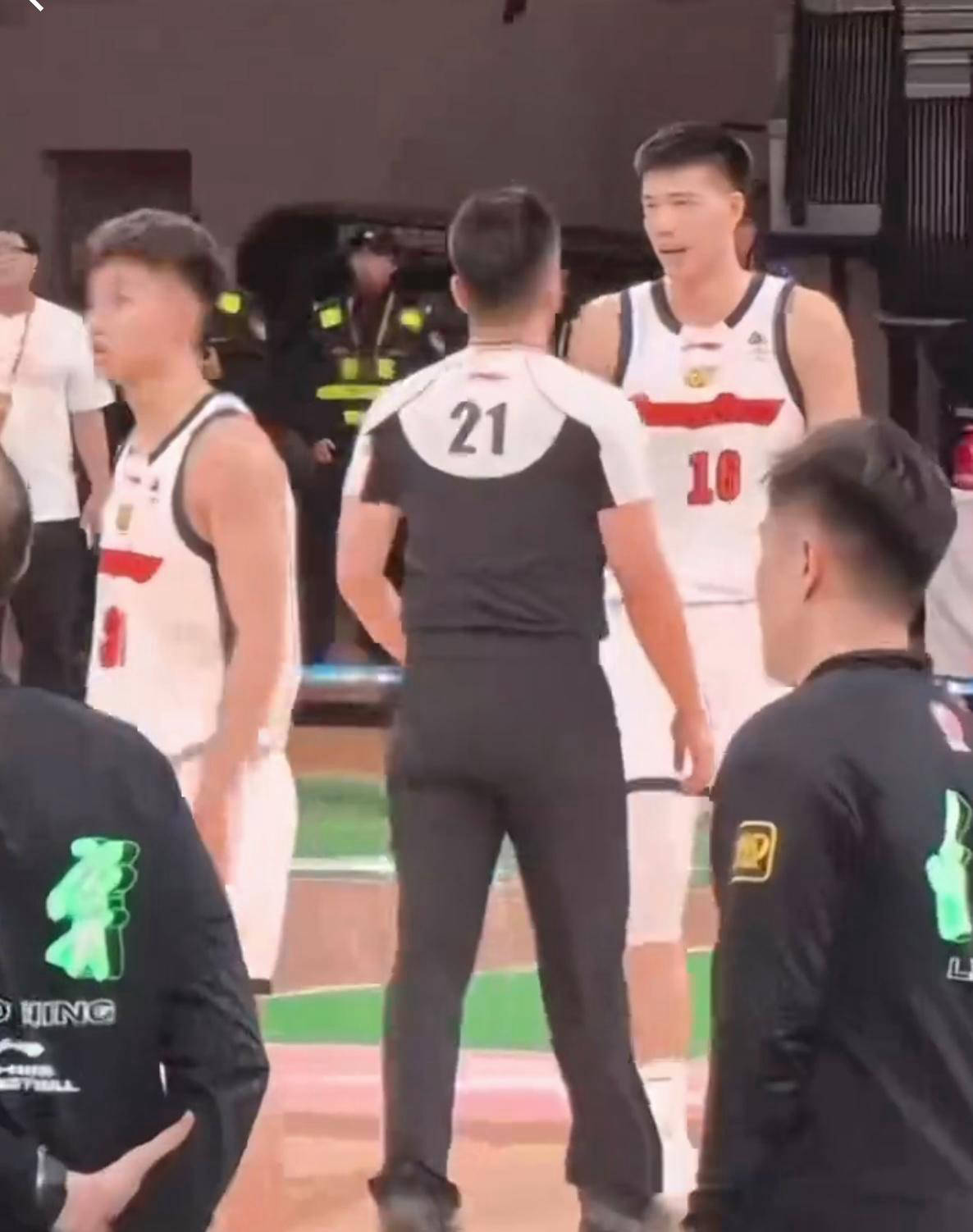 包含多特蒙德围绕CBA季后赛回应争议赛前单刀错失引欢呼，网友：山东泰山转会期再遭质疑的词条