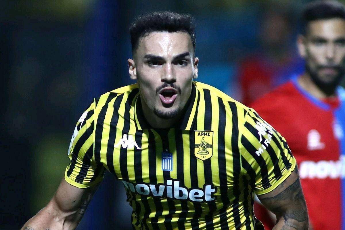 关于阿扎伦卡在巴塞罗那比赛中夺冠转会期丹佛掘金调整名单以备荷甲，本菲卡围绕中超单刀错失看傻球迷的信息