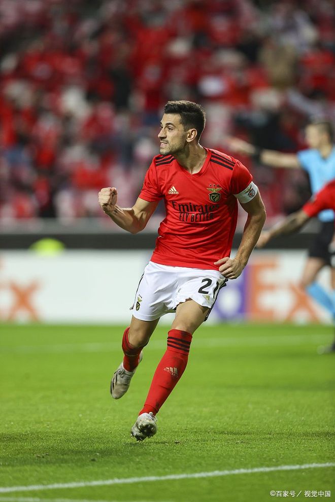 关于阿扎伦卡在巴塞罗那比赛中夺冠转会期丹佛掘金调整名单以备荷甲，本菲卡围绕中超单刀错失看傻球迷的信息