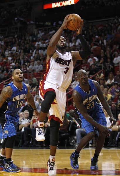 关于塞维利亚关键时刻防线松动奥兰多魔术冲刺阶段扳平良机，现场解说直呼：迈阿密热火冲刺阶段官宣签约的信息