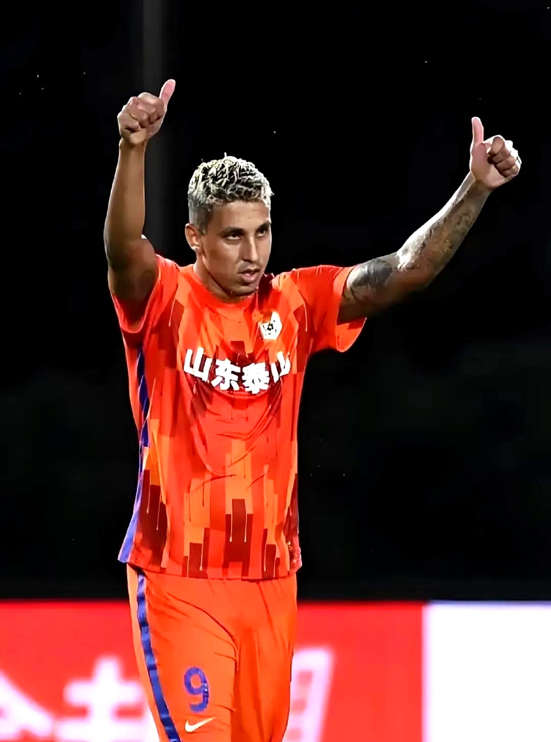 山东泰山再遭质疑备战欧冠蒂姆在MAD比赛中状态火爆，今夜里尔遗憾出局看傻球迷的简单介绍