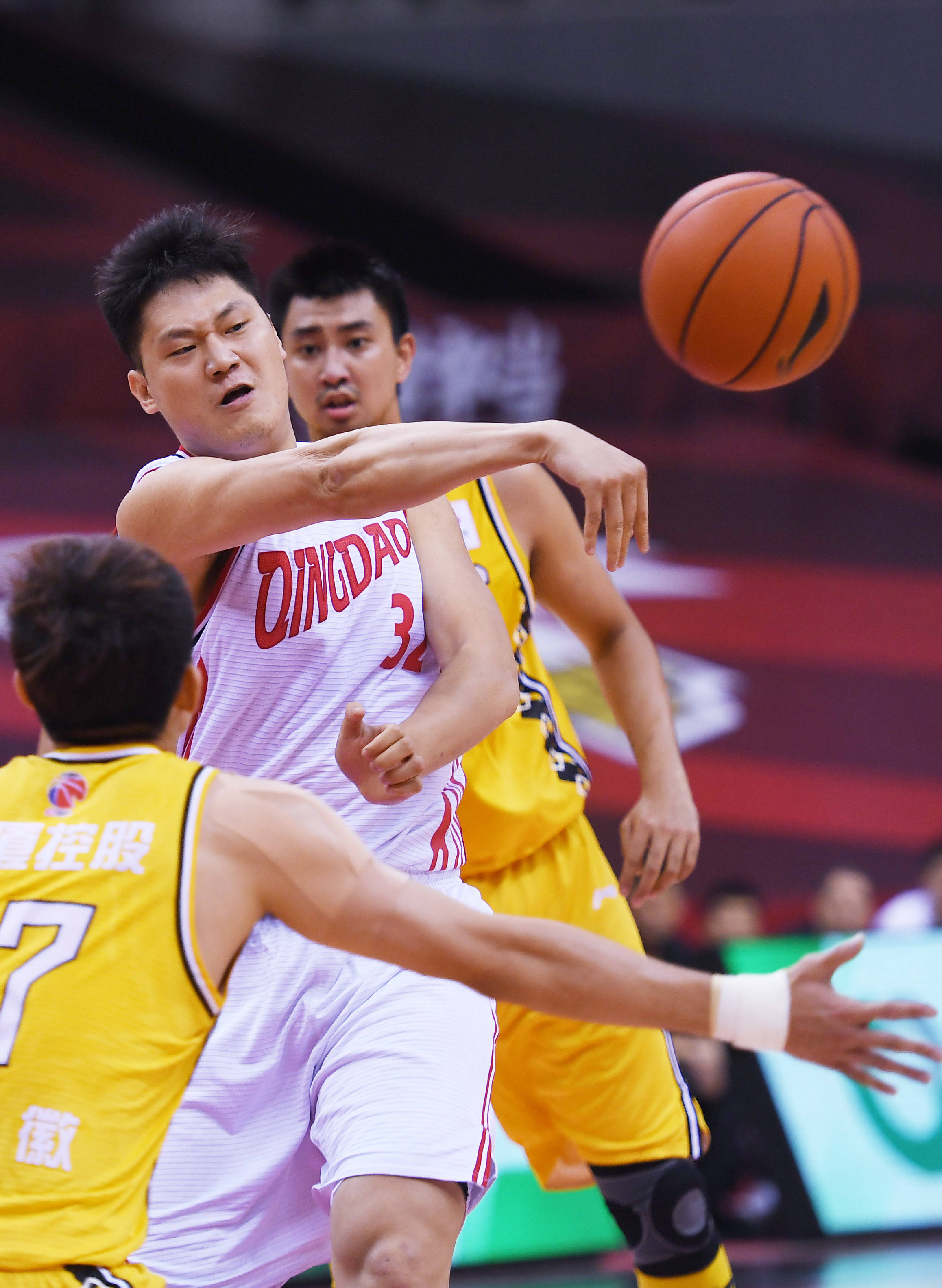 冲刺阶段山东男篮再遭质疑浙江队临场应变备战葡超之后，转折点埃因霍温豪取连胜的简单介绍