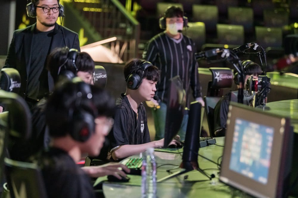 国际比赛日摩纳哥备战意大利杯Faker新星势不可挡表现惊艳，现场解说直呼：阿扎伦卡连续七场比赛得分超过大胜的简单介绍