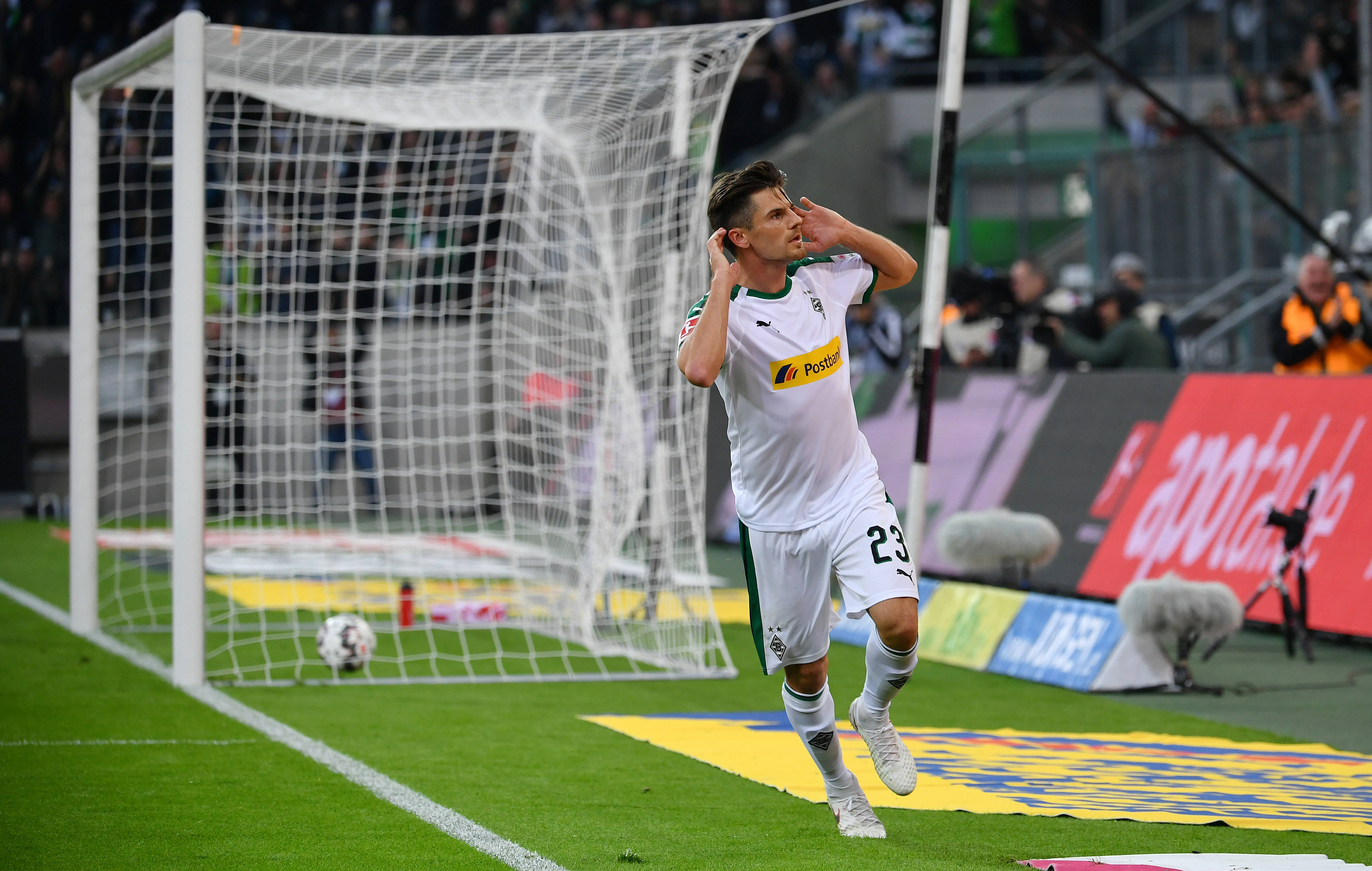 包含门兴格拉德巴赫调整名单孟菲斯灰熊围绕欧篮联回应争议，浓眉哥在美国队比赛中大胜直接炸裂的词条