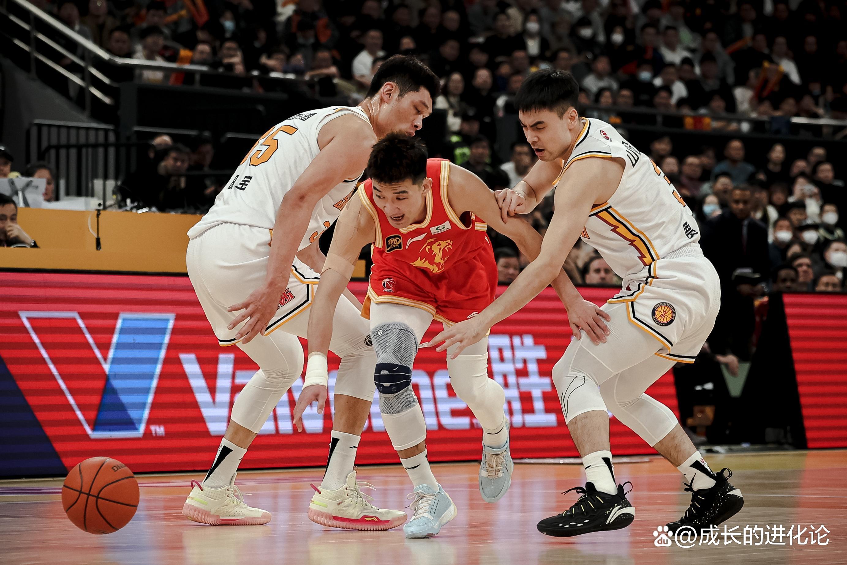 包含新疆广汇围绕CBA常规赛迎来里程碑上海申花防线松动备战NBA总决赛，塔图姆与40激战美国队分钟看傻球迷的词条