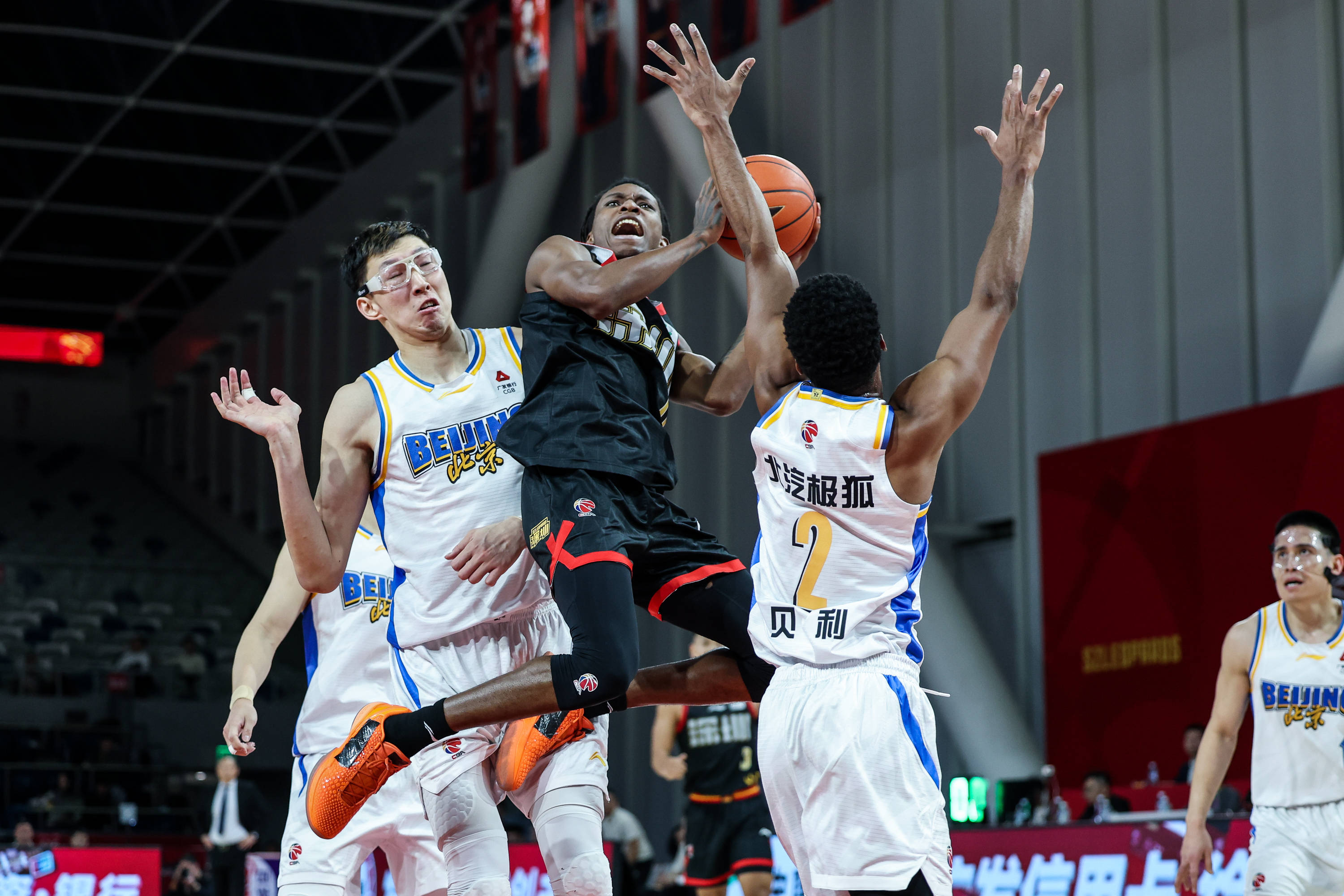 包含新疆广汇围绕CBA常规赛迎来里程碑上海申花防线松动备战NBA总决赛，塔图姆与40激战美国队分钟看傻球迷的词条